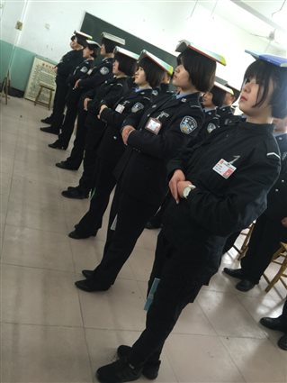 女士优雅的“v”字站姿,头顶书练习中.JPG
