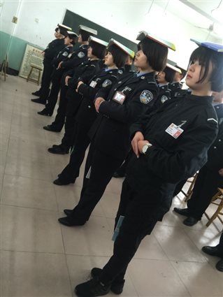 女士优雅的“v”字站姿，头顶书练习中.JPG